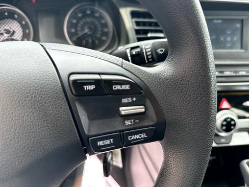 Used 2019 Hyundai Elantra SE w/ Cargo Package image 16