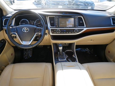 Certified 2019 Toyota Highlander Limited Platinum image 13