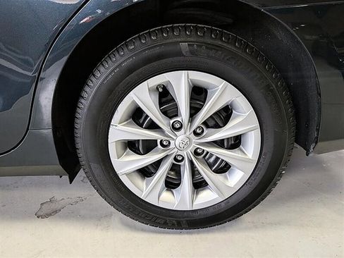 Used 2015 Toyota Camry LE FWD image 14