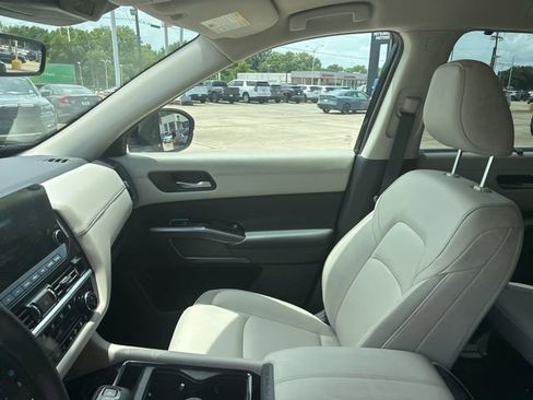 Used 2025 Nissan Pathfinder SL FWD image 16