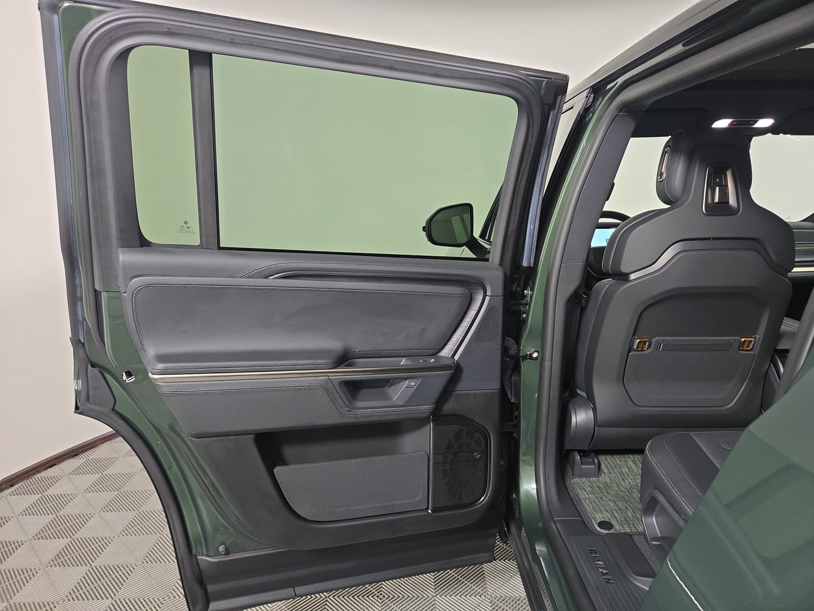 Used 2025 Rivian R1S Adventure Dual AWD/4WD image 17