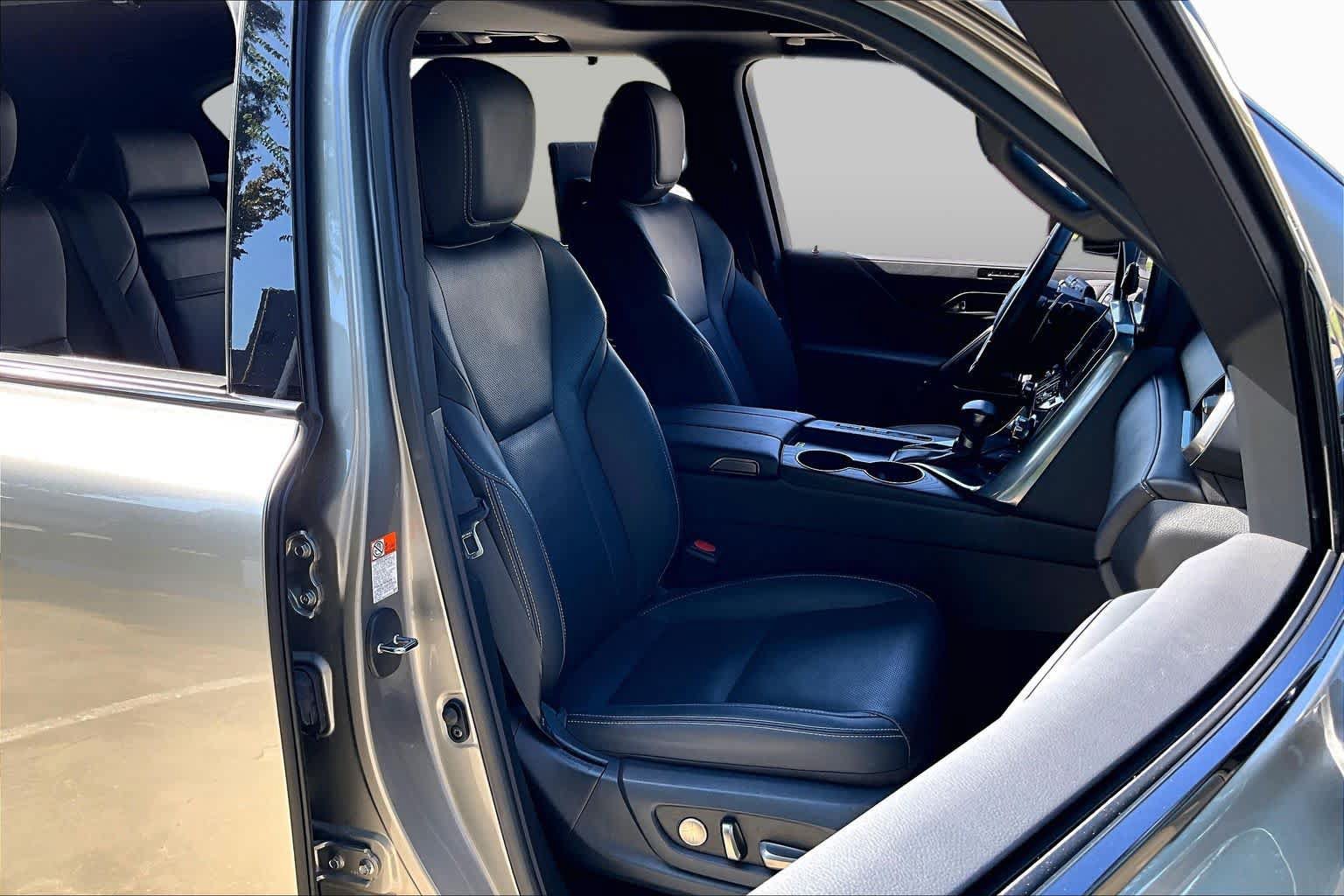 Used 2023 Lexus LX 600 4WD w/ Appearance Package image 8