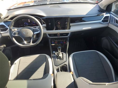 Certified 2025 Volkswagen Taos SE w/ Panoramic Sunroof Package image 15