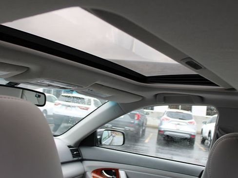 Used 2010 Toyota Camry XLE FWD image 9