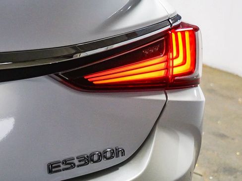 Used 2023 Lexus ES 300h w/ Premium Package image 11