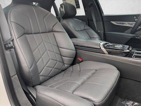 Used 2023 BMW i7 xDrive60 image 22