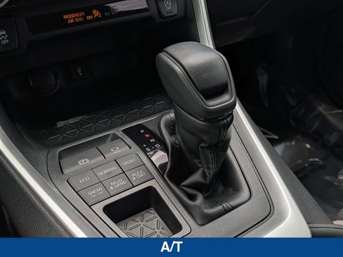 Used 2020 Toyota RAV4 XLE AWD/4WD image 31