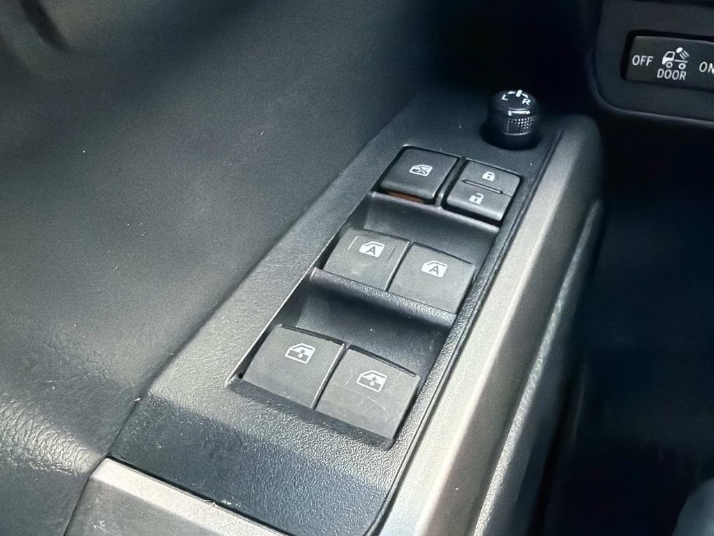 Used 2023 Toyota Tacoma SR5 AWD/4WD image 16