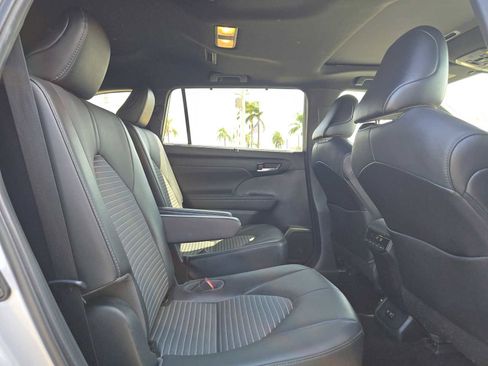 Used 2021 Toyota Highlander XSE FWD image 12