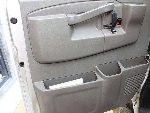 Used 2017 Chevrolet Express 2500 RWD image 12