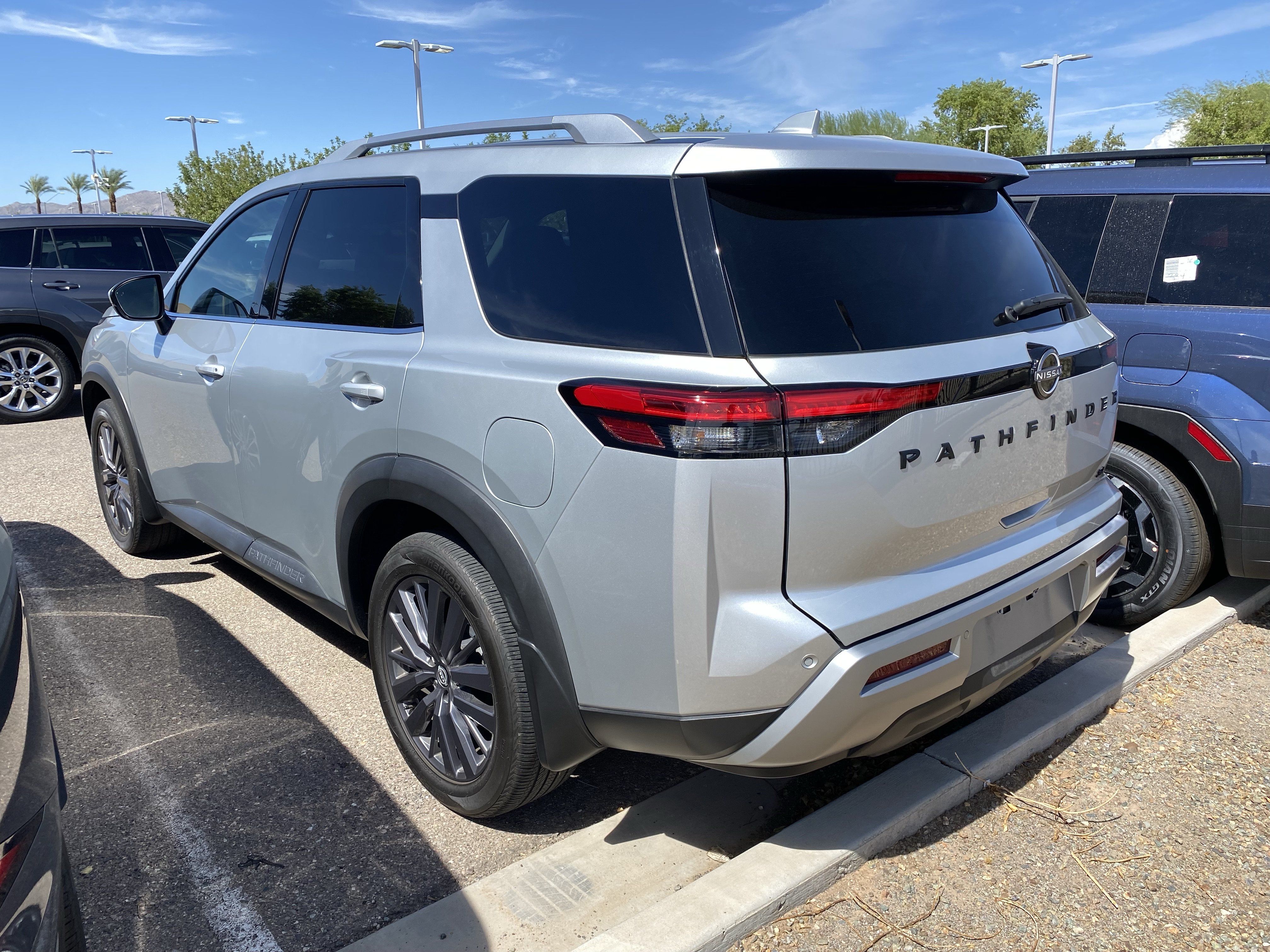 Used 2024 Nissan Pathfinder SL w/ SL Premium Package FWD image 4
