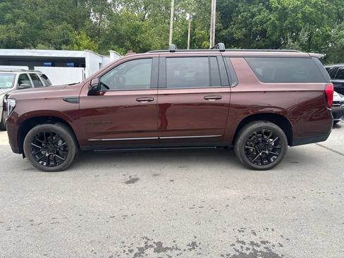 Used 2023 GMC Yukon XL SLT w/ SLT Premium Package AWD/4WD image 4