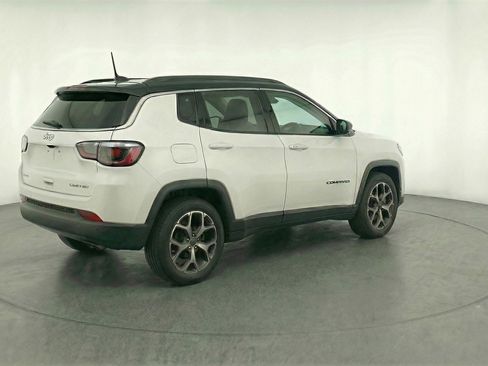 Used 2025 Jeep Compass Limited image 9