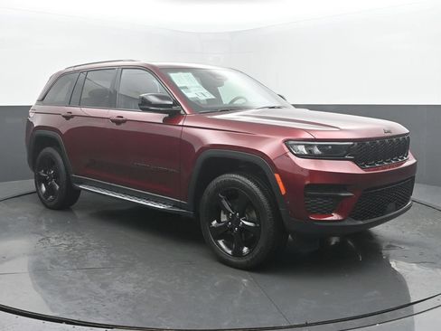 Used 2024 Jeep Grand Cherokee Altitude AWD/4WD image 7