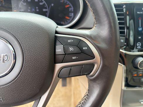 Used 2019 Jeep Grand Cherokee Overland AWD/4WD image 16