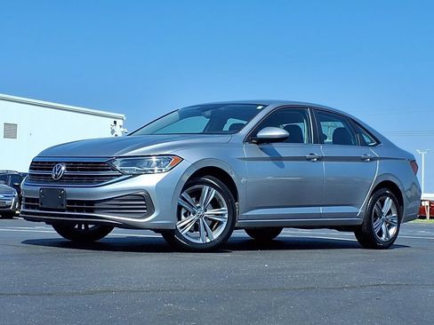 Used 2024 Volkswagen Jetta SE FWD image 2