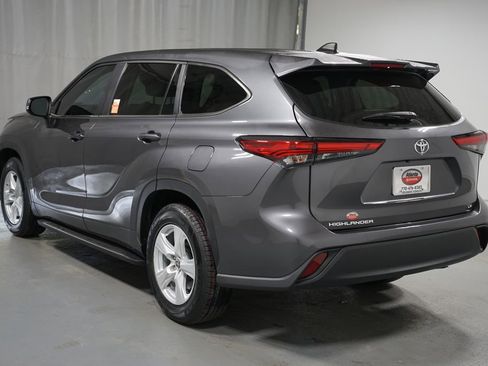 Used 2023 Toyota Highlander LE image 6