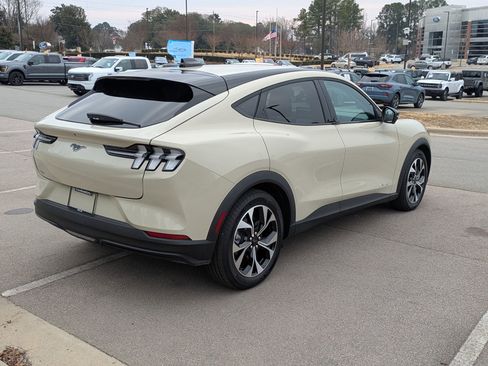 Certified 2025 Ford Mustang Mach-E Select w/ Comfort Package Lite image 4