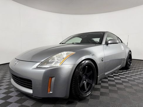 Used 2004 Nissan 350Z Enthusiast w/ Aerodynamics Pkg RWD image 2