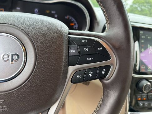 Used 2020 Jeep Grand Cherokee Overland AWD/4WD image 17