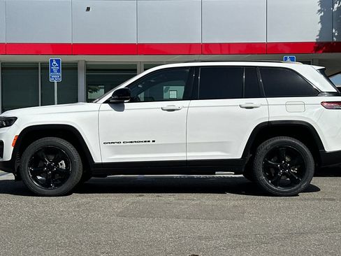 Used 2022 Jeep Grand Cherokee Altitude AWD/4WD image 7