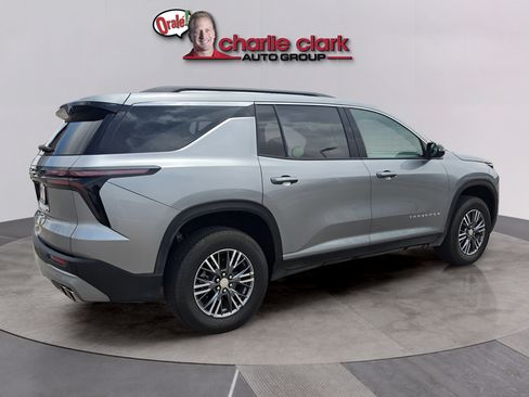 Used 2025 Chevrolet Traverse LT FWD image 6