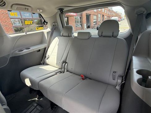 Used 2017 Toyota Sienna XLE image 25