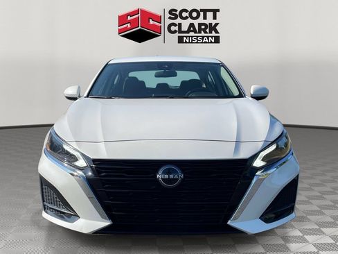 Used 2023 Nissan Altima 2.5 SV FWD image 2