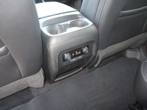 Used 2025 Chevrolet Traverse LT image 12