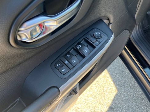Used 2017 Jeep Cherokee Sport FWD image 14