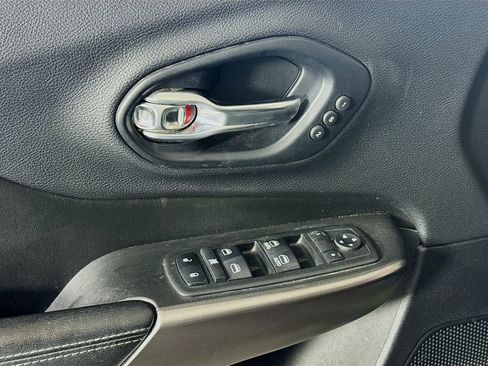 Used 2019 Jeep Cherokee Limited image 18