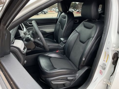 Used 2023 Jeep Compass Latitude image 13