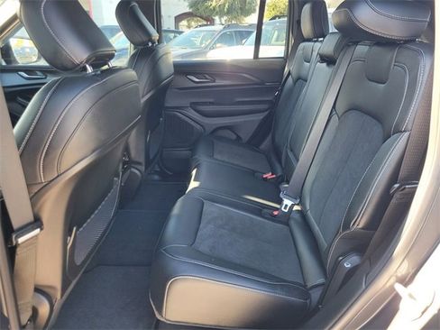 Used 2025 Jeep Grand Cherokee Altitude image 5