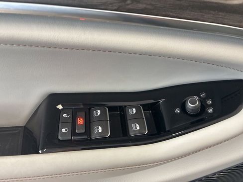 Certified 2022 Jeep Grand Cherokee Overland w/ Luxury Tech Group IV AWD/4WD image 10