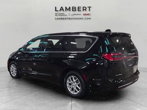 Used 2025 Chrysler Pacifica Select FWD image 3