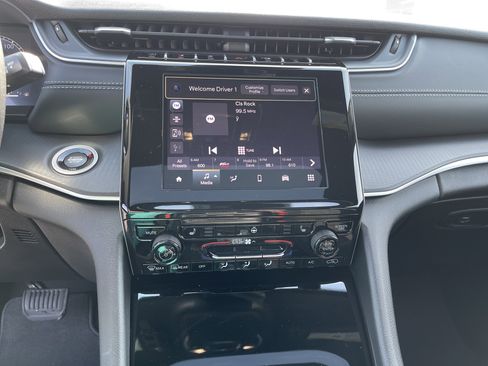 New 2025 Jeep Grand Cherokee Altitude image 23