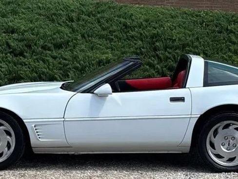 Used 1996 Chevrolet Corvette Coupe RWD image 2