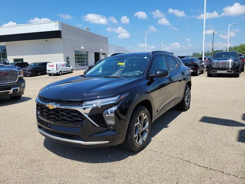 Used 2025 Chevrolet Trax LT FWD image 2