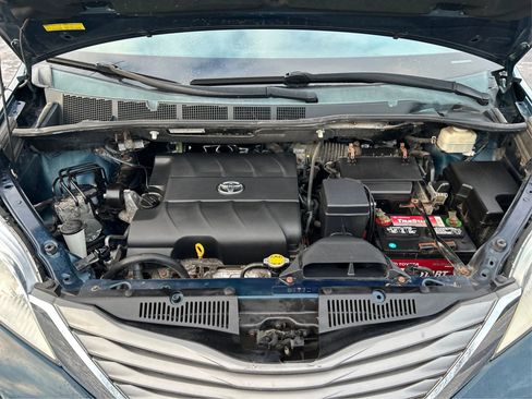 Used 2012 Toyota Sienna XLE image 22