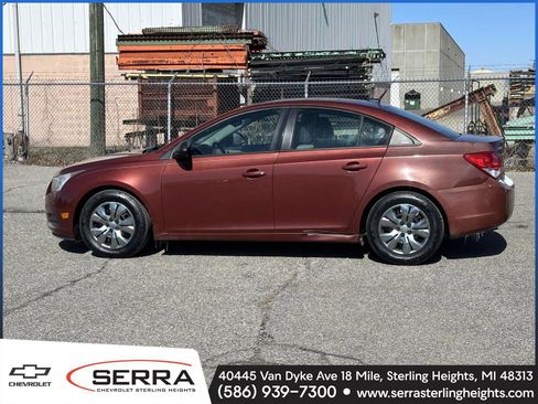Used 2013 Chevrolet Cruze LS image 2