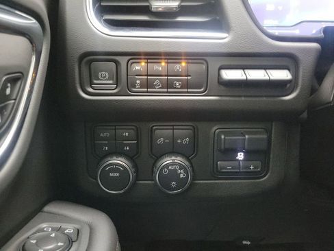 Used 2023 Chevrolet Suburban High Country w/ Premium Package image 17