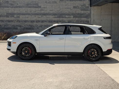 Certified 2026 Porsche Cayenne S AWD/4WD image 2