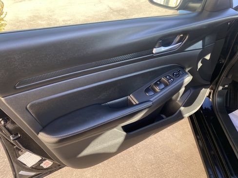 Used 2024 Nissan Altima 2.5 SV image 16