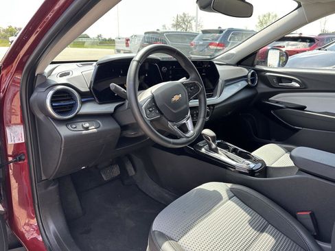Used 2025 Chevrolet Trax LT w/ LT Convenience Package FWD image 20