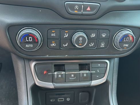 Used 2022 GMC Terrain AT4 AWD/4WD image 12