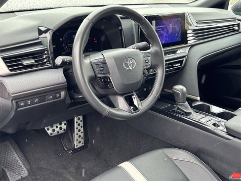 Used 2025 Toyota Camry SE image 8