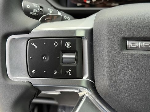 New 2025 Land Rover Discovery S image 18