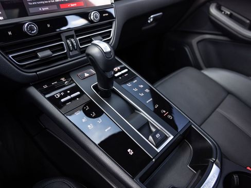 Certified 2025 Porsche Macan AWD/4WD image 17