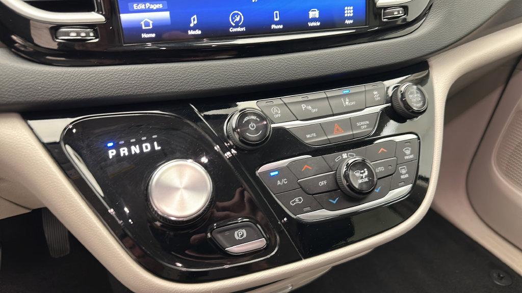 Used 2024 Chrysler Pacifica Touring-L FWD image 17