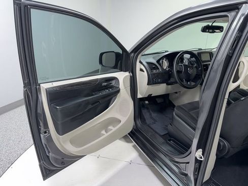 Used 2018 Dodge Grand Caravan SE w/ UConnect Hands-Free Group image 9
